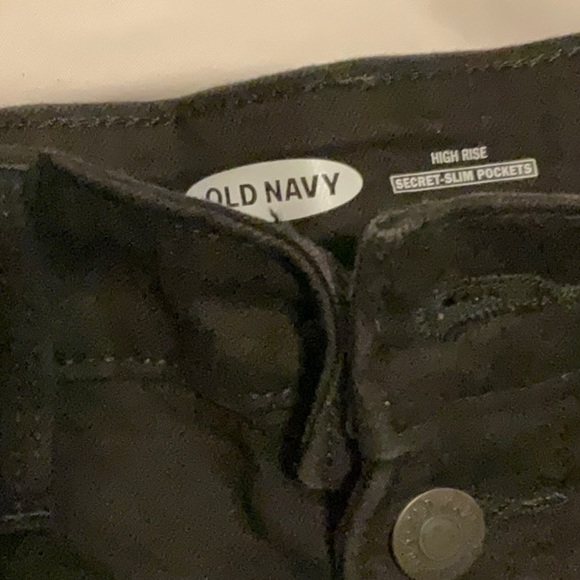 Black Old Navy booty shorts with slim pockets - Picture 2 of 6